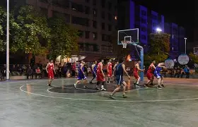 包含精彩对决掀起热潮，球队比赛状态蒸蒸日上的词条