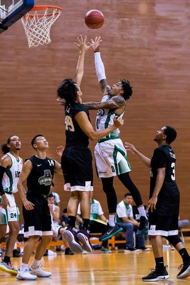 暴雨洗刷球场紧张气氛，亚洲联赛壮丽开启的简单介绍