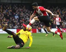 伯恩利客场逼平沃特福德，保持不败战绩