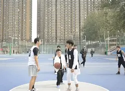 篮球赛场上发生惊险逆转，引发观众泪目